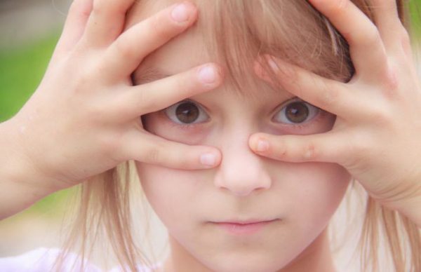 Почему дети стесняются своих родителей: психологи озвучили 3 основные причины 