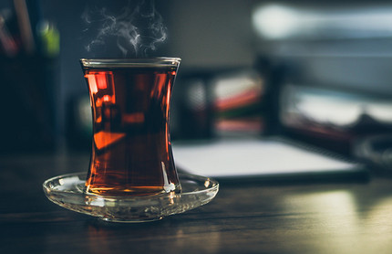 
                                    Черный чай: польза и вред для здоровья                                