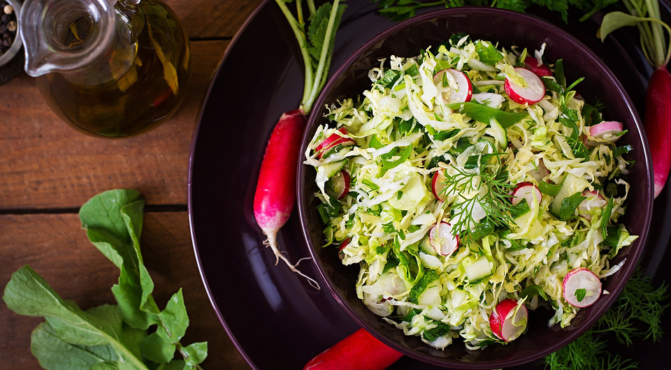 
                                    Салаты из свежих овощей с зеленью: 13 вкусных и полезных рецептов                                