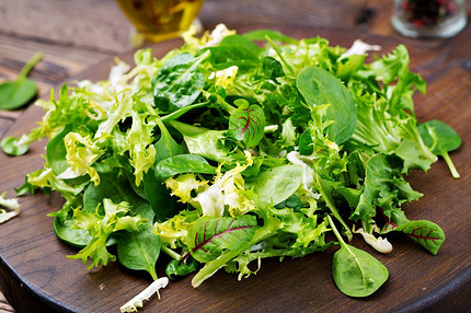 
                                    Салаты из свежих овощей с зеленью: 13 вкусных и полезных рецептов                                