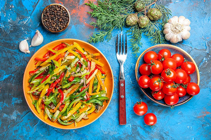 
                                    Салаты из свежих овощей с зеленью: 13 вкусных и полезных рецептов                                