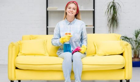 Як почистити диван в домашніх умовах: відтираємо плями від вина, соусів, воску